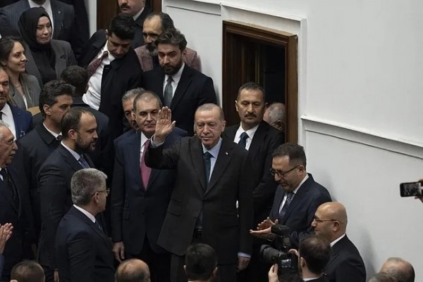 Cumhurbaşkanı Erdoğan'dan Özgür Özel'e şiir tepkisi! 'Asıl cahilin kendisi olduğu ortaya çıktı'